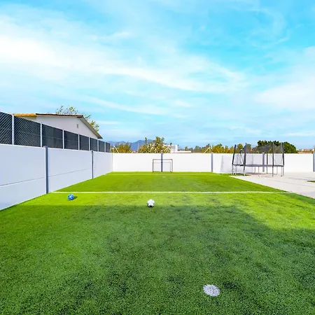 Cubo's Casa Soles & Football Field Holiday home *