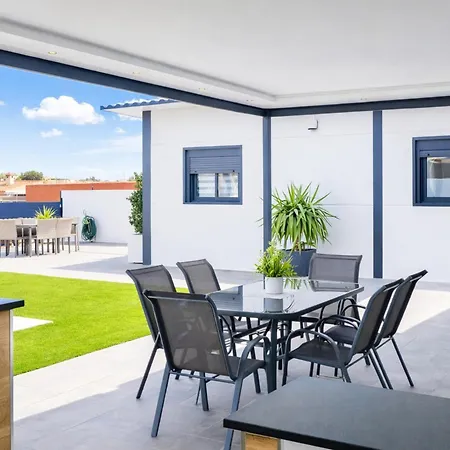 Cubo's Casa Soles & Football Field Fuengirola
